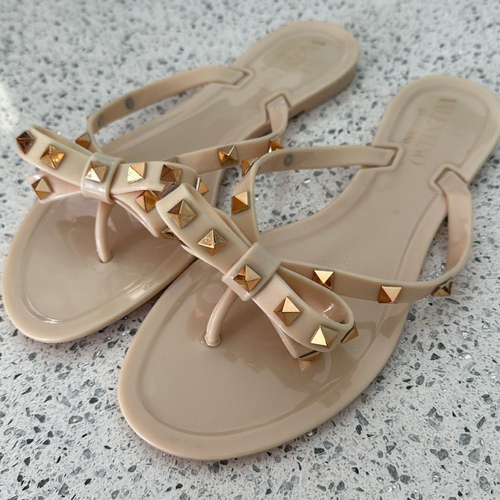 Valentino Garavani Rock Studded PVC Flip Flop Tan Size 36 (fake)